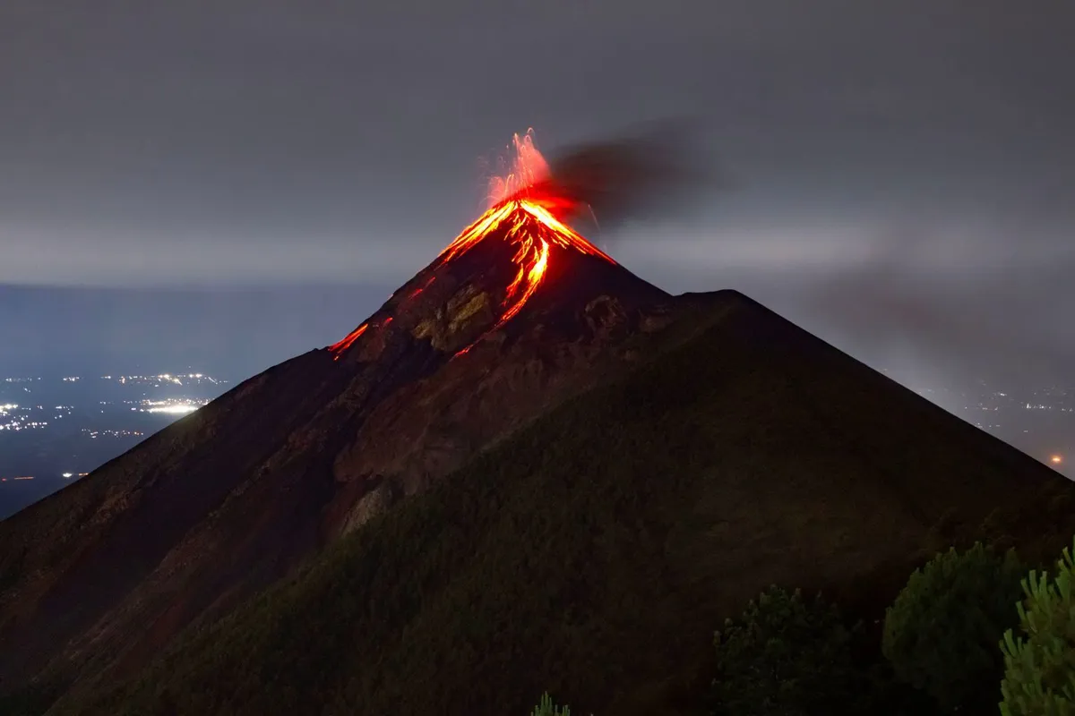 Plötsligt vulkanutbrott på ön Flores i Indonesien